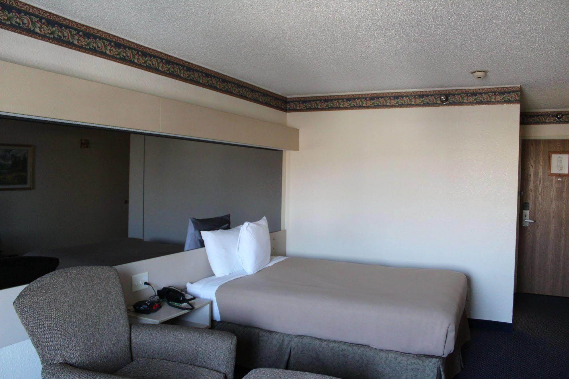 Travelodge By Wyndham Fort Scott Εξωτερικό φωτογραφία