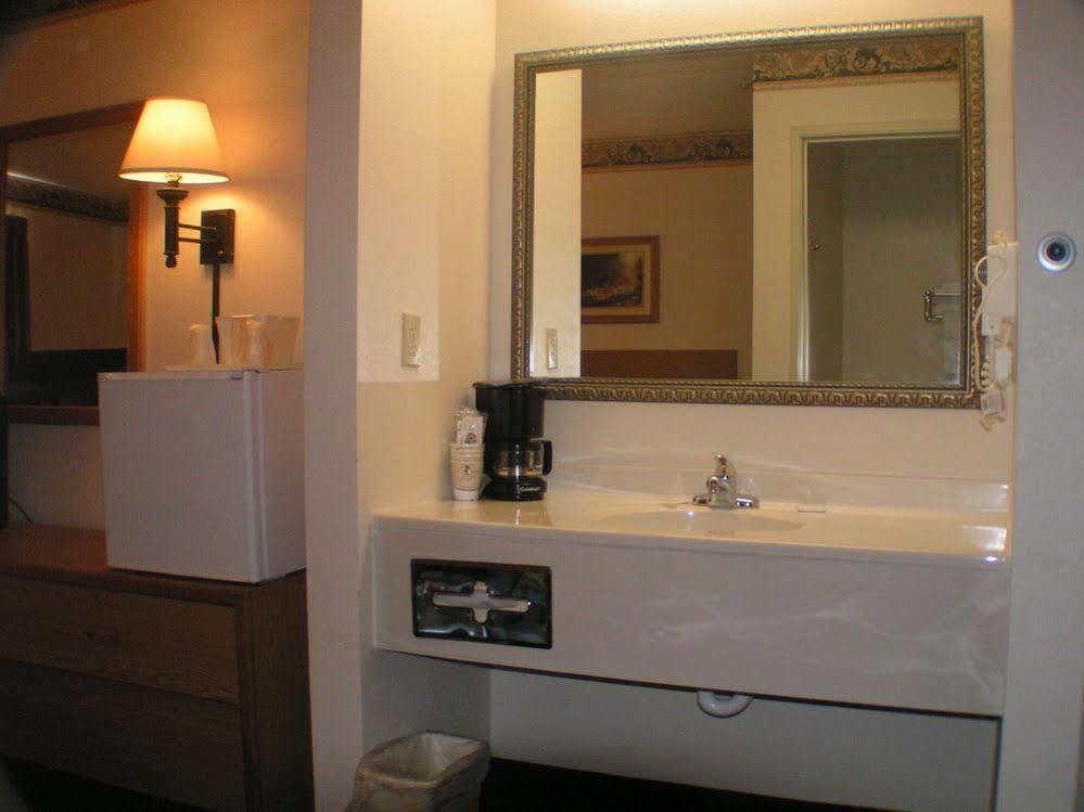 Travelodge By Wyndham Fort Scott Εξωτερικό φωτογραφία